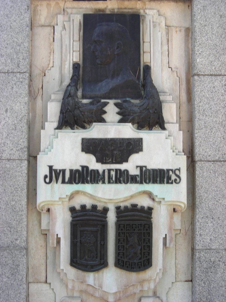 Widok na sygnalizator uliczny poświęcony hiszpańskiemu malarzowi Julio Romero de Torres