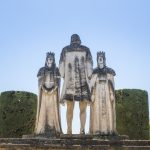 Stare kamienne posągi chrześcijańskich królów z okresu Cristobal Colon (Krzysztofa Kolumba)