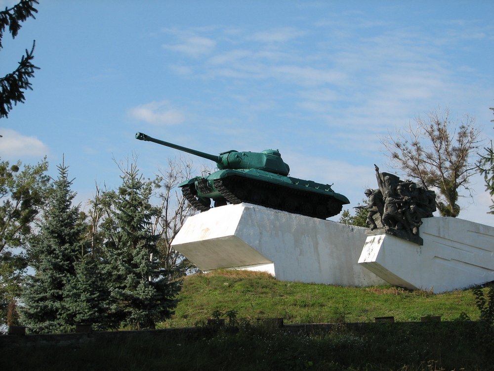 Dubno, czołg-pomnik upamiętniający czołgistów z bitwy w 1941 roku