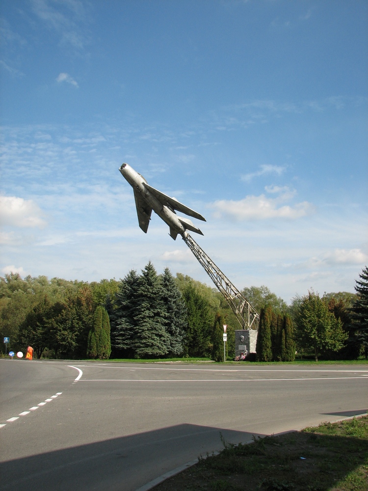 Dubno, samolot-pomnik upamiętniający pilota Iwana Iwanowa