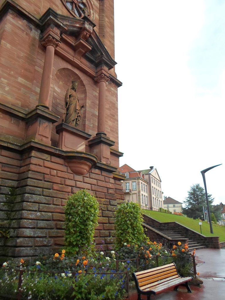 figura św. Katarzyny przed kościołem