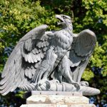 Granitowa rzeźba orła w stolicy
