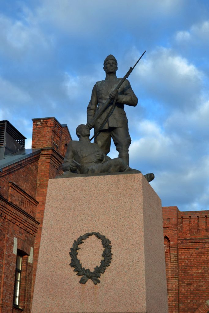Historyczny pomnik estońskiego żołnierza patrioty. Dawna Akademia Wojskowa Tondi