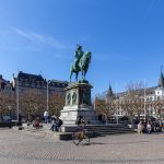 Pomnik króla Karola X Gustawa na placu Stortorget w zabytkowej części miasta