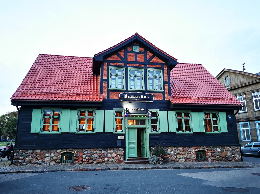Zabytkowy budynek, który mieści restaurację Vecais Kapteins