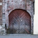 Stare drewniane drzwi w murze fortyfikacji