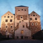 Widok na zamek w Turku o zmierzchu. Zbudowany w XIII wieku.