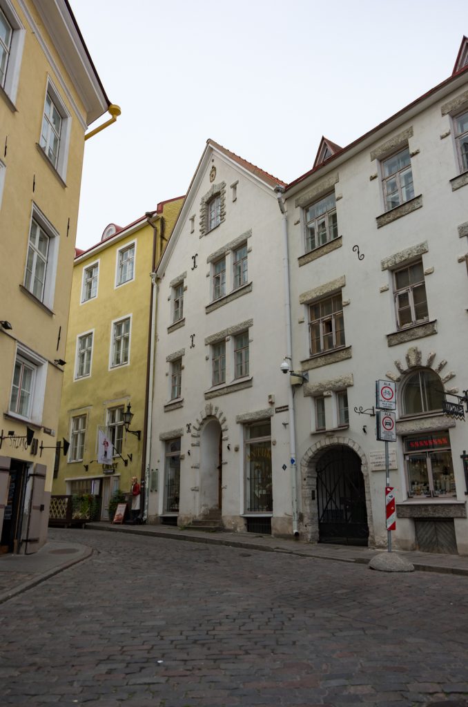 Stare domy na ulicy Rataskaevu w średniowiecznym centrum Tallinna.