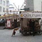 Stoisko Olde Hansa - słynnej na całym świecie restauracji „najbardziej autentyczne średniowieczne doświadczenie kulinarne w historii”