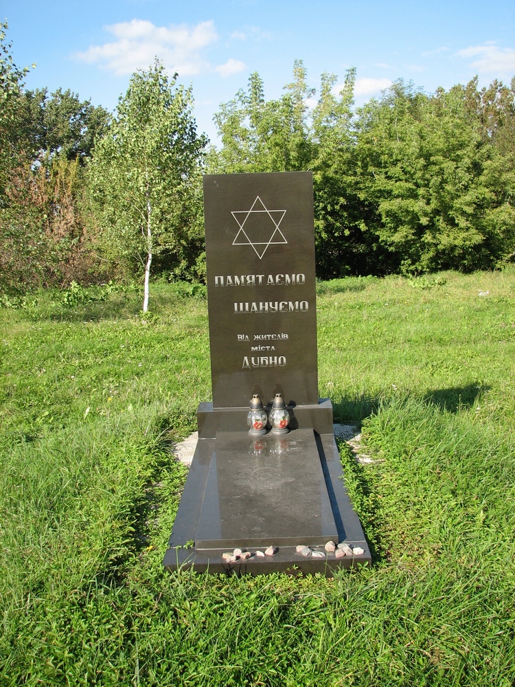 Pomnik na cmentarzu żydowskim w Dubnie