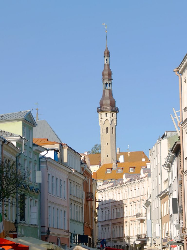 Ulica Viru na starym mieście i ratusz w Tallinie
