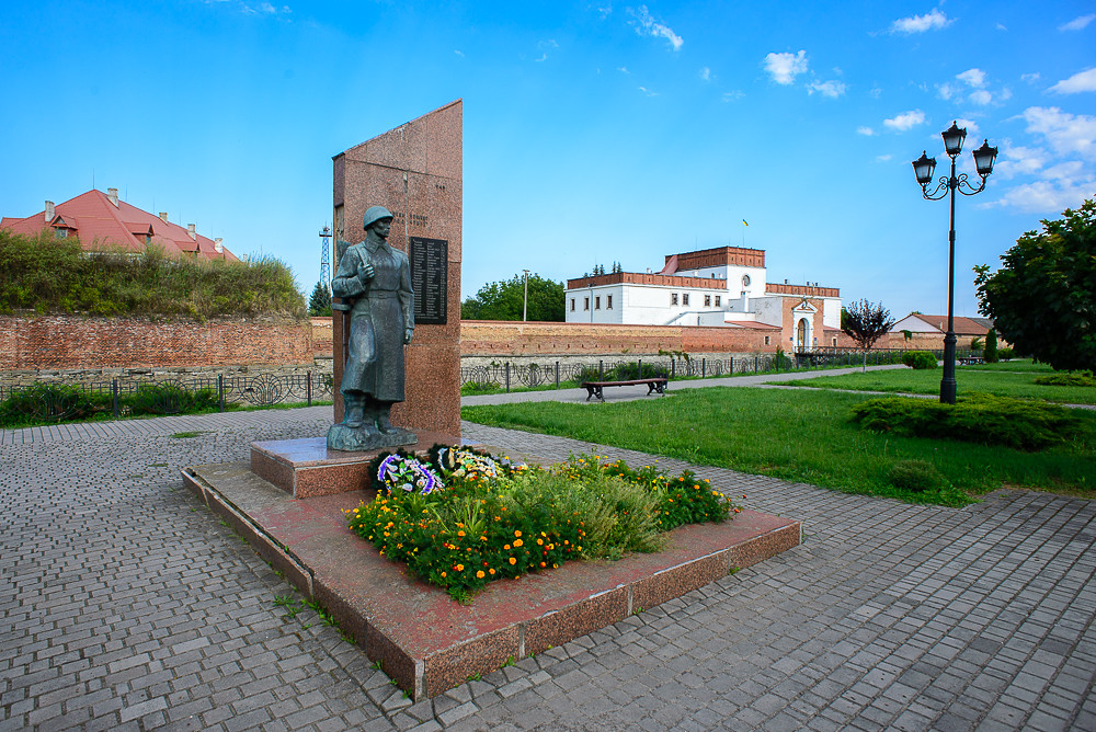 Pomnik żołnierza przed zamkiem