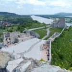 słynne ruiny zamku devin w pobliżu Bratysławy, otoczone rzekami Dunaj i Morava