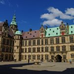 Na dziedzińcu renesansowego zamku Kronborg w Helsingborg