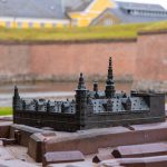 Brązowa miniaturowa replika zamku Kronborg, w tle zamek
