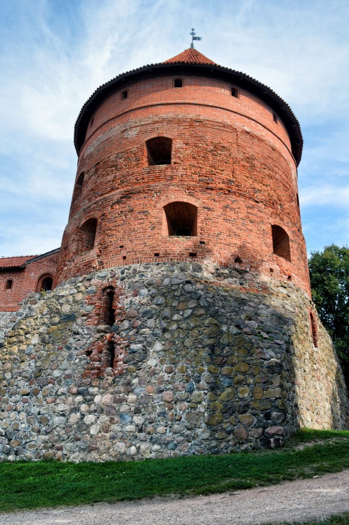 Odrestaurowana wieża zamkowa wraz z oryginalnym murem