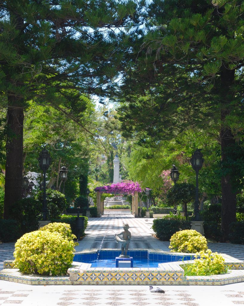 Fontanna w Alameda Apodaca, ogrodzie w mieście Kadyks
