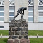 Pomnik Łamacz kijów rzeźbiarskich, autor: Juhan Raudsepp 
