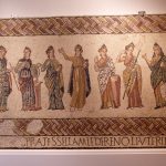 Mozaika przedstawia 9 muz. Pochodzi z IV w. n.e. Napis głosi: „Nie psuj mozaiki zbyt szorstką miotłą”.