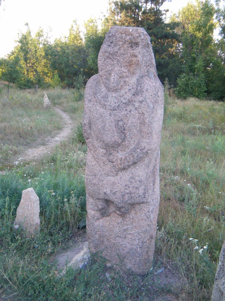 Kamienny posąg kobiety