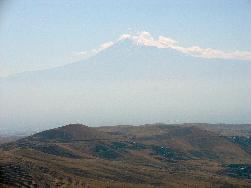 Widok na Ararat-świętą górę Ormian. Góra znajduje się we wschodniej Turcji, przy granicy z Iranem. Jest to mityczne miejsce spoczęcia Arki Noego