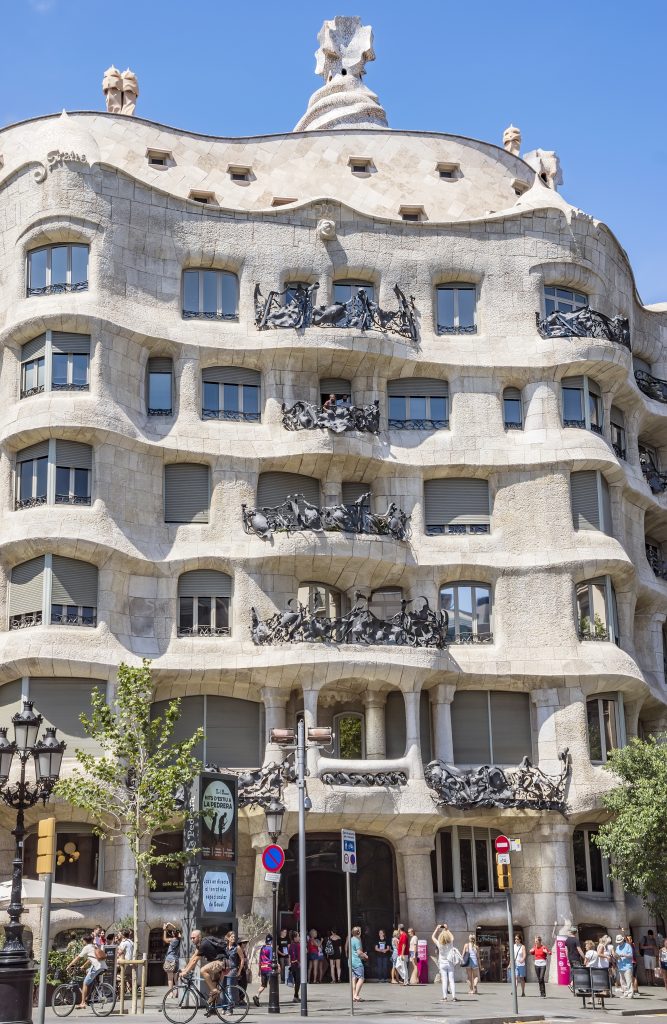 Casa Mila w Barcelona bardziej znana jako La Pedrera. Architekt: Antoni Gaudi. Budynek na liście UNESCO.