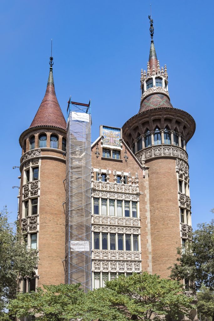 Casa de les Punxes lub Casa Terradas przy ulicy Avinguda Diagonal street. Budynek zaprojektowany przez modernistycznego architekta Josepa Puiga i Cadafalcha w latach 1902-1905.