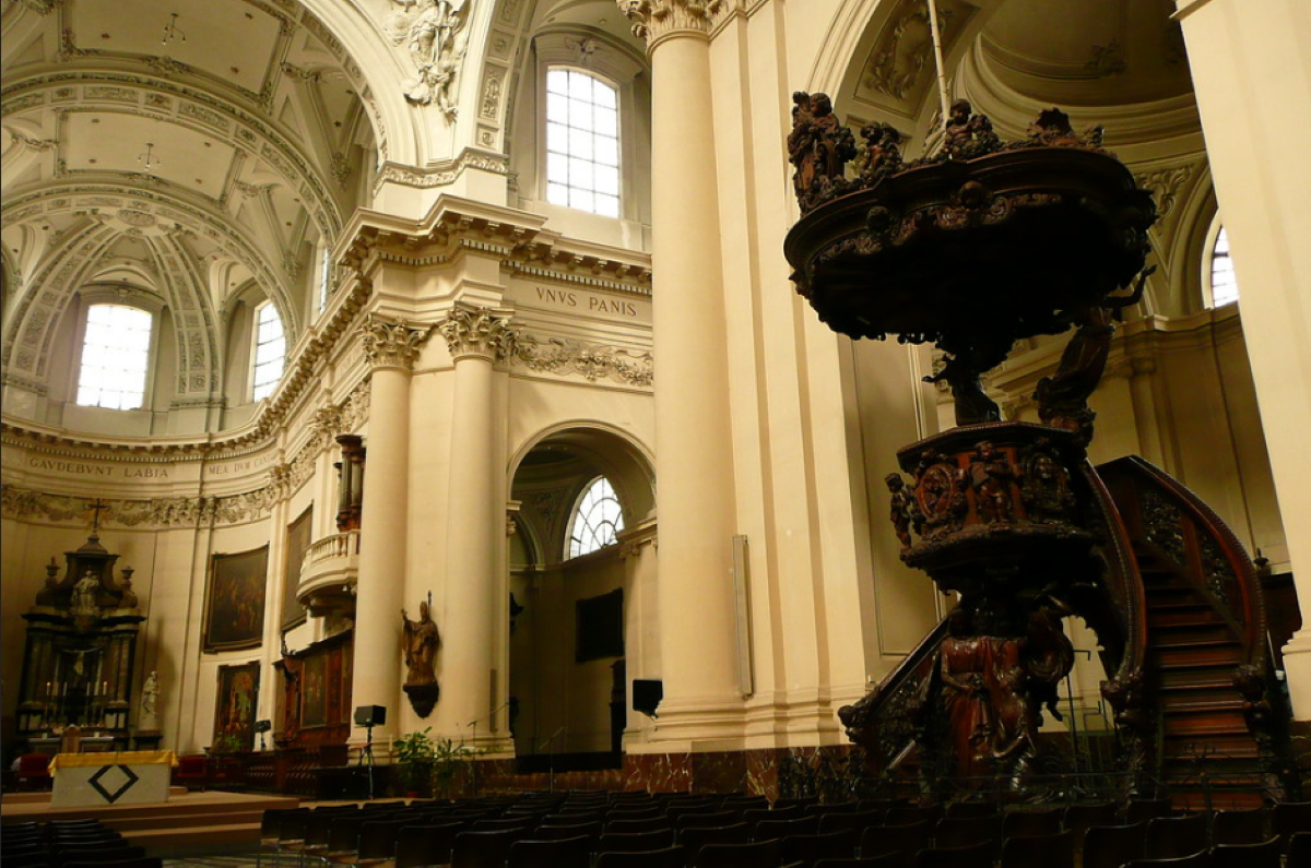 Bogato rzeźbiona ambona w katedrze St. Auban