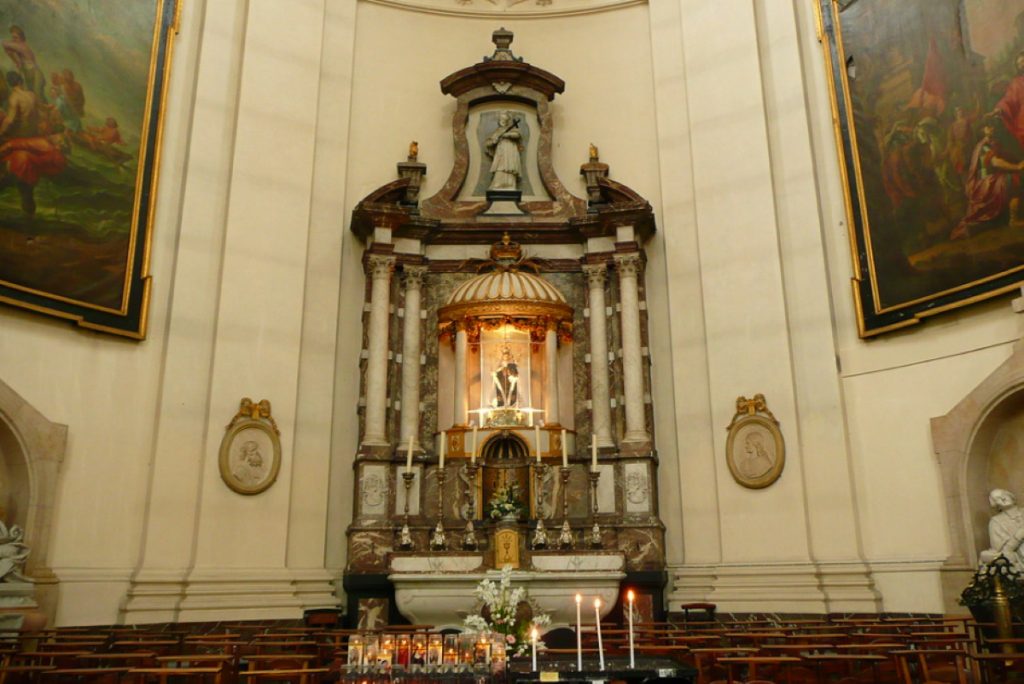 Jeden z ołtarzy w katedrze St. Auban