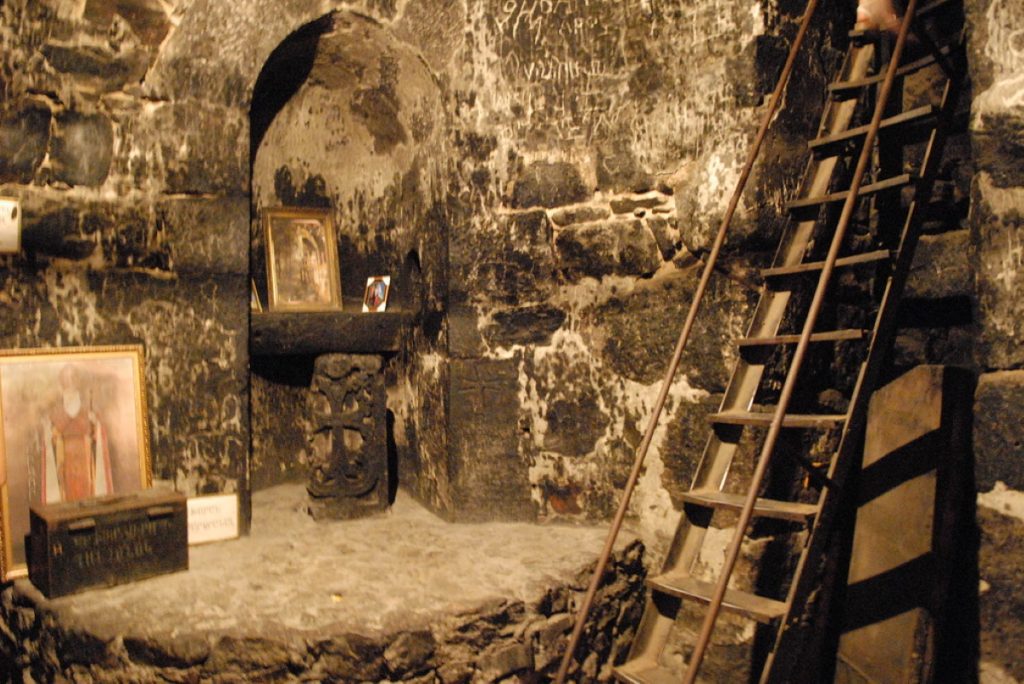Cela (dół w ziemii), gdzie przez prawie 14 lat przetrzymywany był Grzegorz Oświeciciel w Chor Wirap