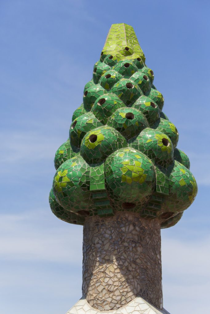Ozdobne wzory jednego z kominów na dachu neogotyckiego pałacu Palau Guell zbudowanego w 1888 przez Gaudiego, tuż przy Las Rambla w dzielnicy Eixample.