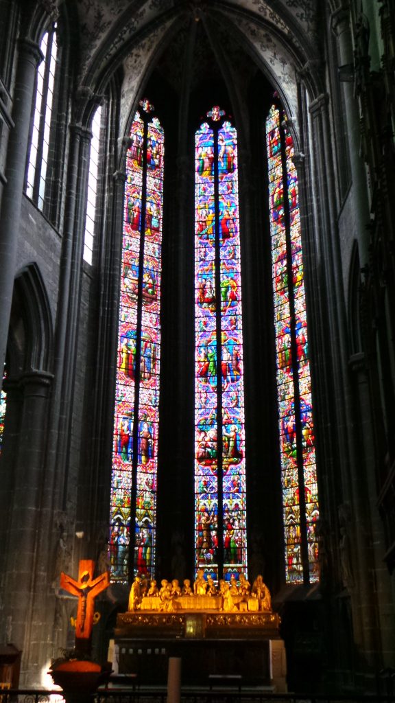 Katedra Notre-Dame w Huy. Trzy smukłe okna w absydzie wznoszą się na wysokość 20 metrów