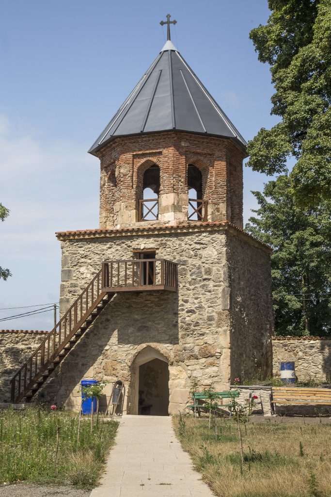 Dzwonnica z pięciobocznym murem. Pochodzi prawdopodobnie z XVII lub XVIII wieku.