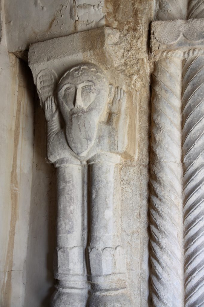 Słupnik w południowym portalu. Nad prawym uchem symbol trzech ryb. Rzeźba z XI wieku