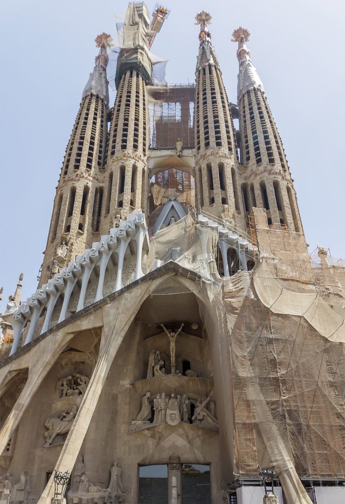 Sagrada Familia w Barcelonie budowana już 140 lat. Dzieło Antoniego Gaudiego.