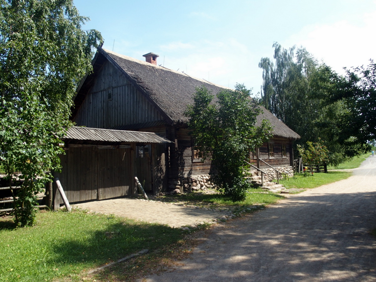 Karczma ze wsi Khvoevo, obwód nieświeży, obwód miński. Pochodzi z pocz. XIX wieku. Jest to najstarsza tawerna na terenie Białorusi.