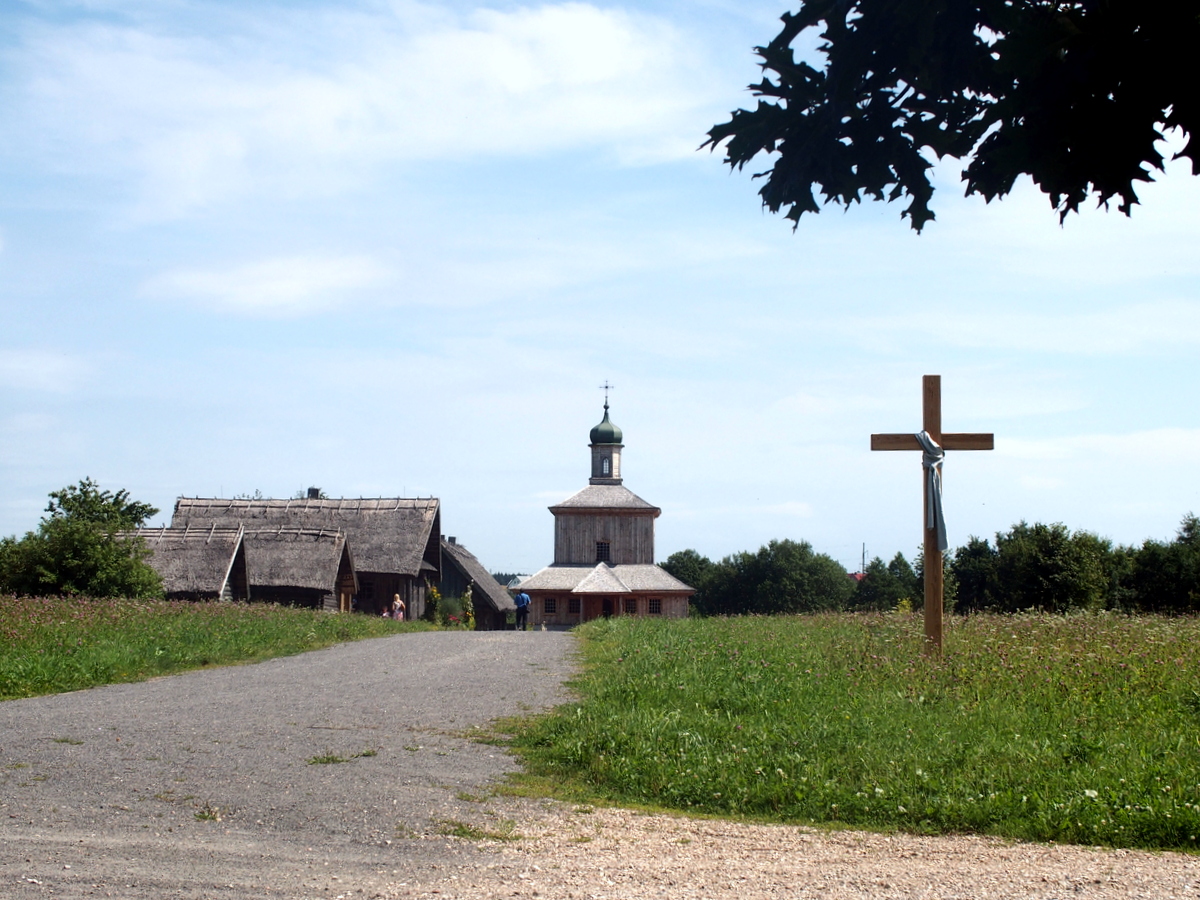 Widok na gospodarstwa oraz kościół Spaso-Preobrazhenskaya