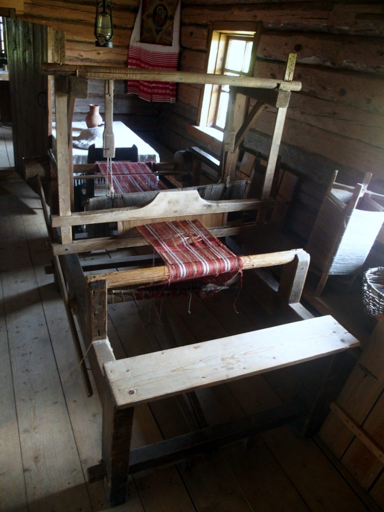 Warsztat tkacki w chacie z XIX wieku