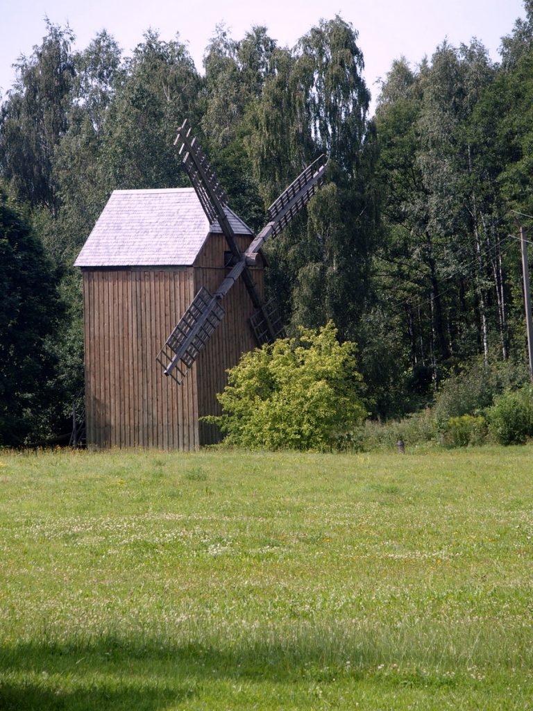 Drewniany wiatrak ze wsi. Domokanowicze, powiat klecki, obwód miński. Pochodzi z 1880 roku. 