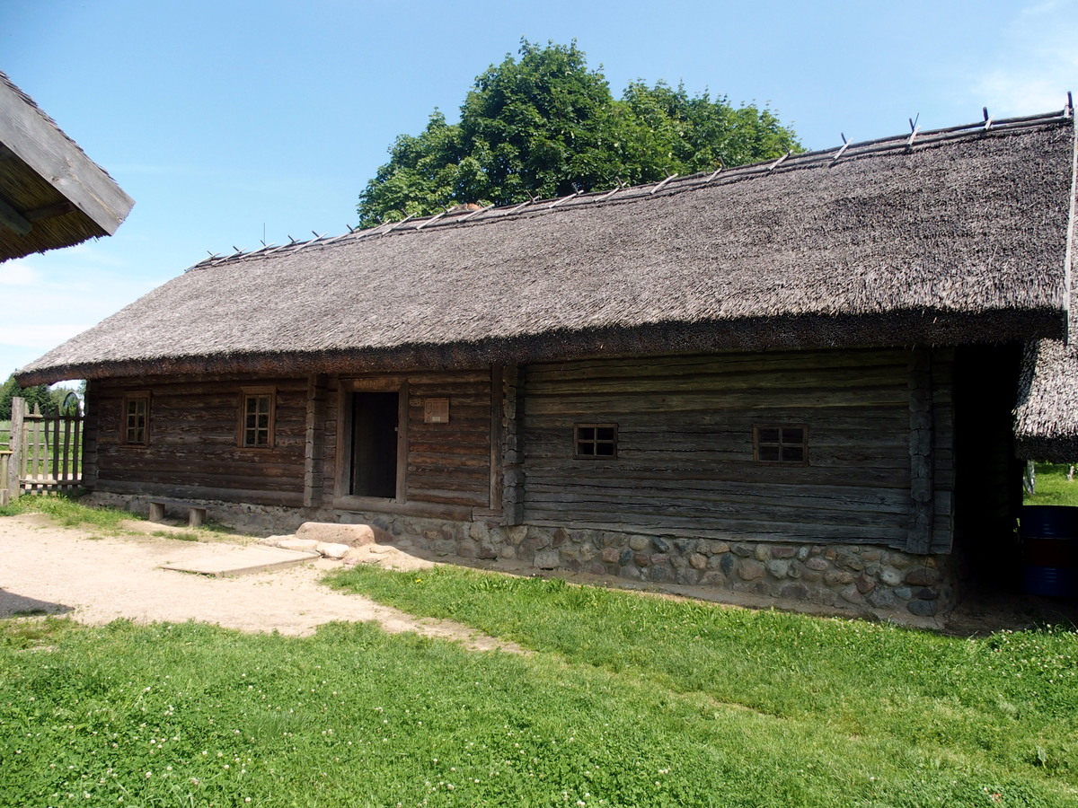 Zagroda z końca XIX wieku ze wsi Zabrodze, pow. Staubtsy, region Mińsk, W domu można zobaczyć życie codzienne zamożnego gospodarza-katolika. Renowacja zabytku została wykonana w 1989 roku.