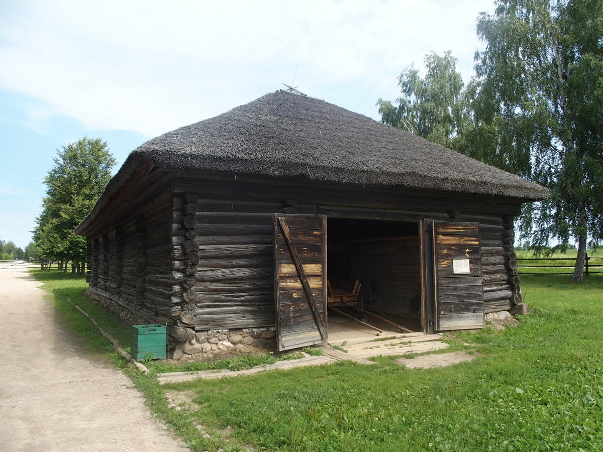 Budynek gospodarczy do przechowywania zboża z połowy XX wieku. Dach czterospadowy pokryty trzciną. Pochodzi ze wsi Kasarychy, pow. Glusk, region Magilyou. Odrestaurowany w 1986r.