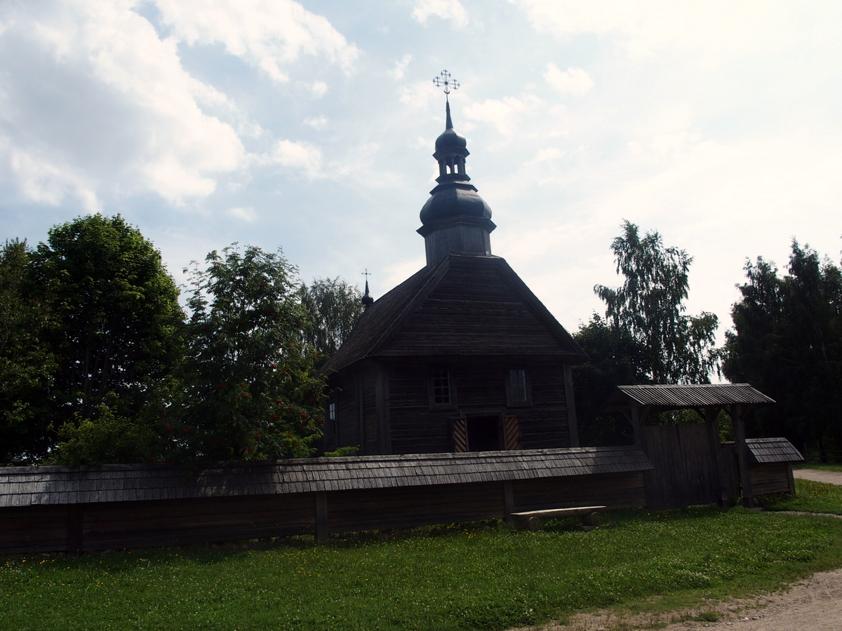  Drewniany kościół wstawienniczy ze wsi. Lognowicze , powiat Klecki, obwód miński. Zbudowany w XVIII wieku.