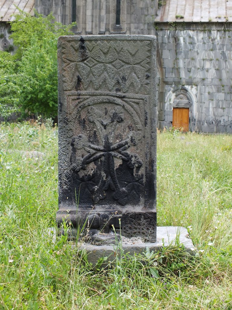 Chaczkar (znany również jako ormiański kamień krzyżowy) na terenie klasztoru Akhtala