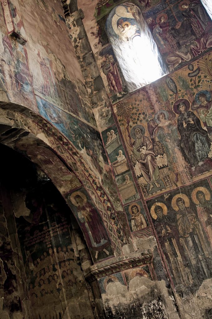 Wnętrze starożytnego chrześcijańskiego klasztoru / kościoła w Armenii - Klasztor Akhtala.
