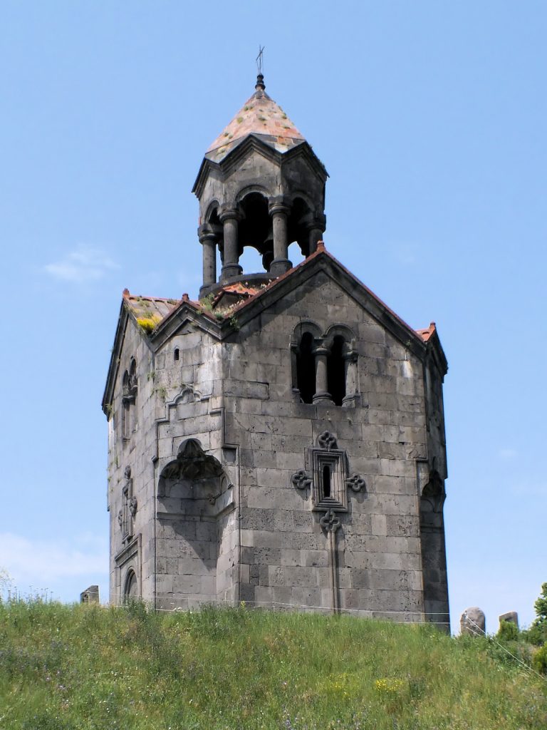 Dzwonnica w Hachpat jest najlepiej zachowaną i najwcześniejszą tego typu w Armenii. Została zbudowana na rozkaz opata Hamazaspa w 1245 roku
