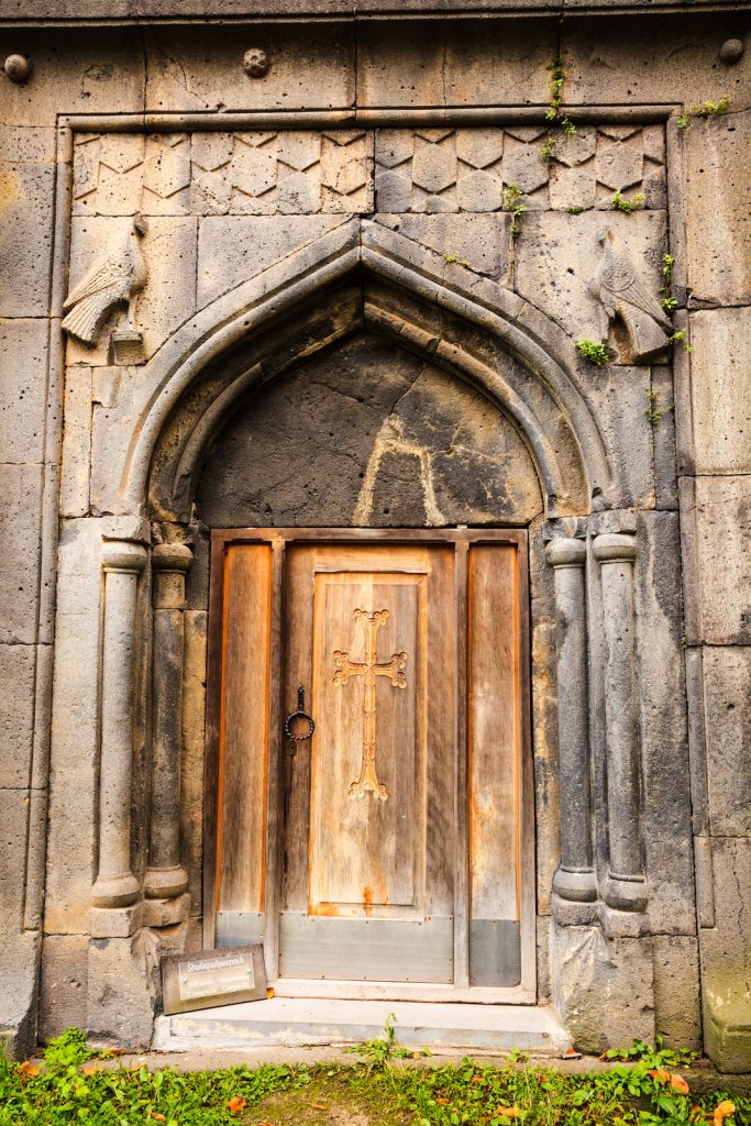 Drzwi dzwonnicy w klasztorze Sanahin