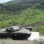 Czołg T-72 jako pomnik u wrót miasta  Szusza upamiętniający zdobycie go przez Ormian