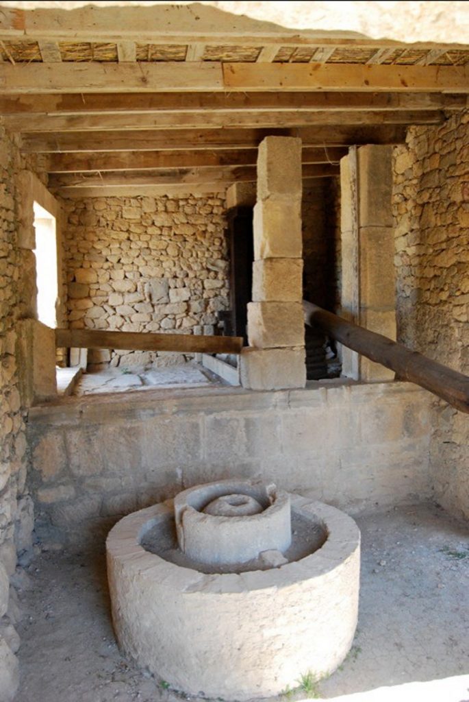 Zrekonstruowana rzymska prasa do oliwek w Volubilis