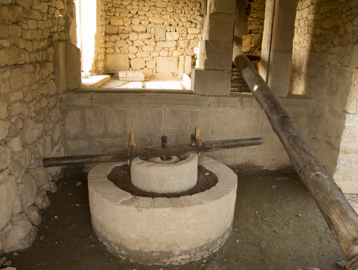 Zrekonstruowana rzymska prasa do oliwek w Volubilis