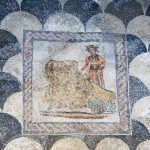 Mozaika przedstawia Bachusa w rydwanie ciągniętym przez lamparty. Dom Efeba, którego nazwa pochodzi od znajdującego się tam posągu z brązu.